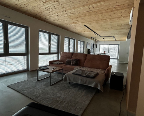 Brettsperrholzdecke im Wohnraum – Referenz Wohnraum mit sichtbarer Brettsperrholzdecke im modernen Holzbau