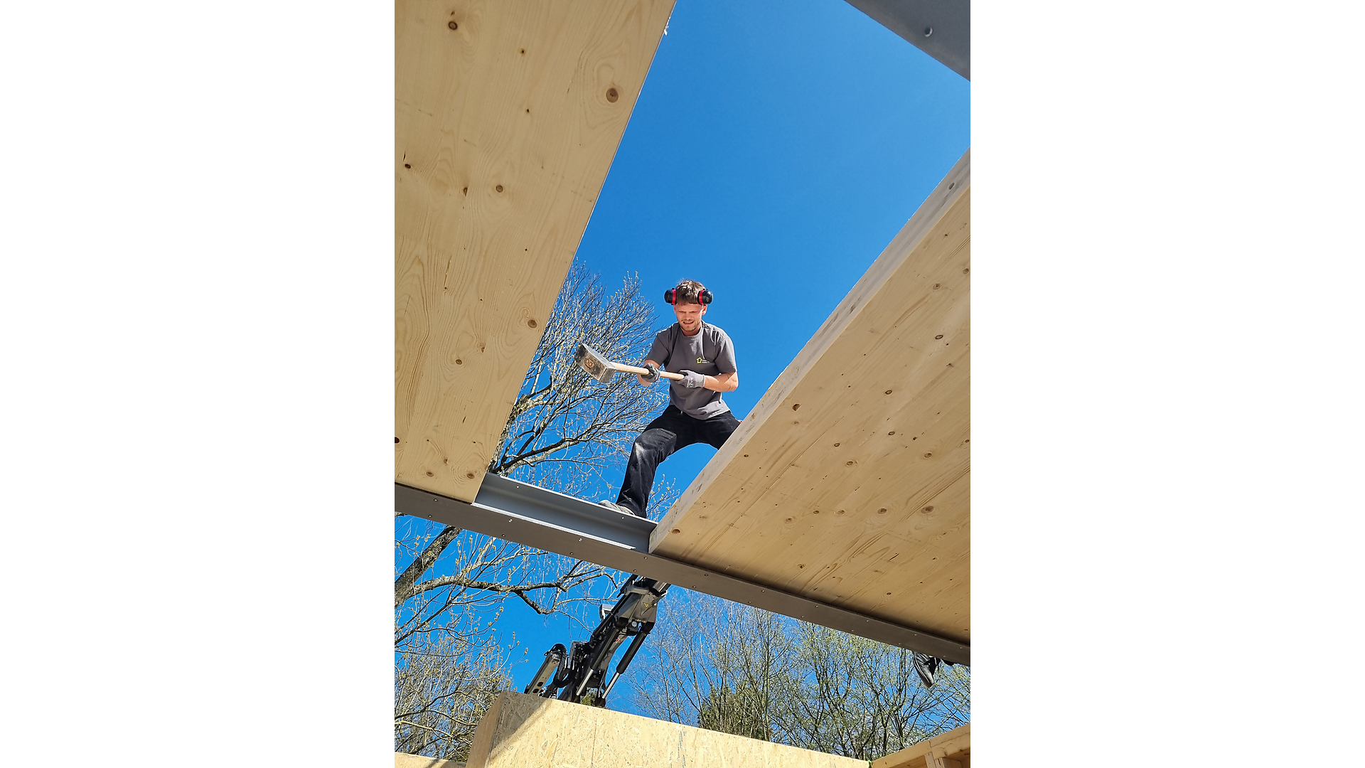 Montage von Brettsperrholz (CLT) im Holzbau Montage von Brettsperrholz (CLT) im Holzbau