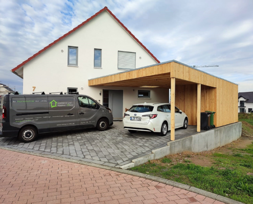 Holzcarport mit Flachdach – Referenzprojekt Moderner Holzcarport mit Flachdach an einem Einfamilienhaus
