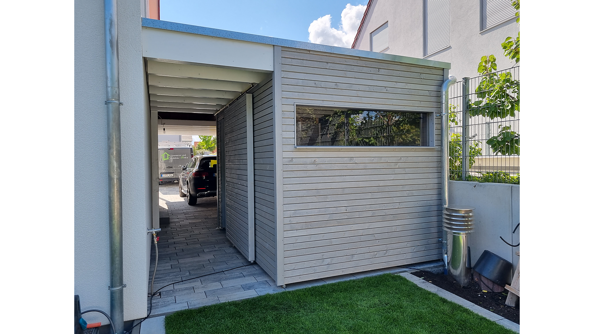 Holzcarport mit Seitenwand – Referenzprojekt Moderner Holzcarport mit geschlossener Seitenwand