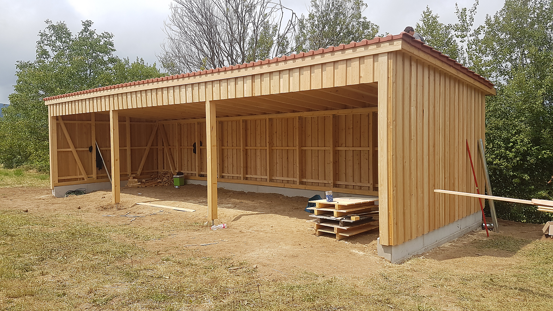 Holzcarport – Referenzprojekt Großer Holzcarport mit massiver Holzkonstruktion