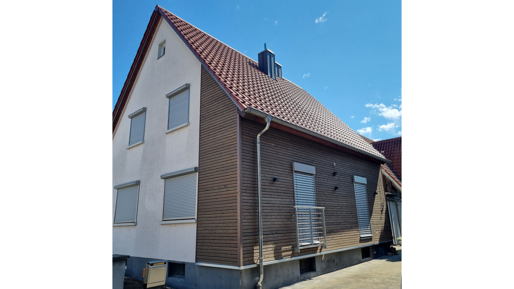 Holzfassade mit horizontaler Holzverschalung an einem Wohnhaus