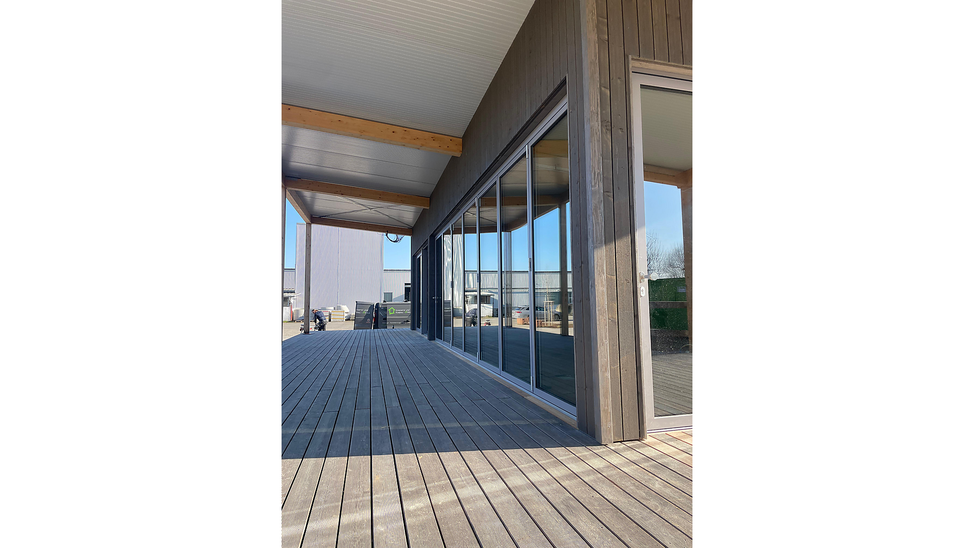 Holzfassade - Veranstaltungsgebäude Holzfassade mit vertikaler Holzverschalung an einem Veranstaltungsgebäude