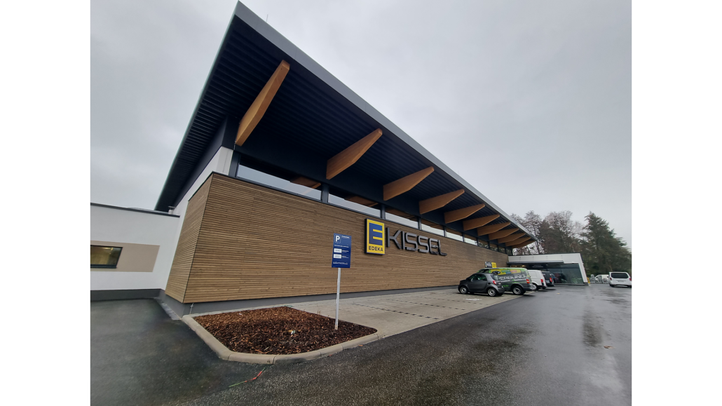 Holzfassade mit horizontaler Holzverschalung an einem Gewerbegebäude