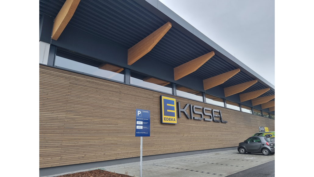 Holzfassade mit horizontaler Holzverschalung an einem Gewerbegebäude