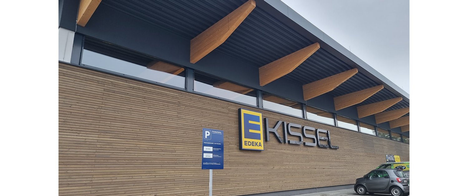 Holzfassade mit horizontaler Holzverschalung an einem Gewerbegebäude