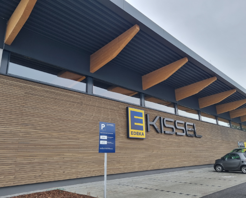 Holzfassade – Referenzprojekt Holzfassade mit horizontaler Holzverschalung an einem Gewerbegebäude