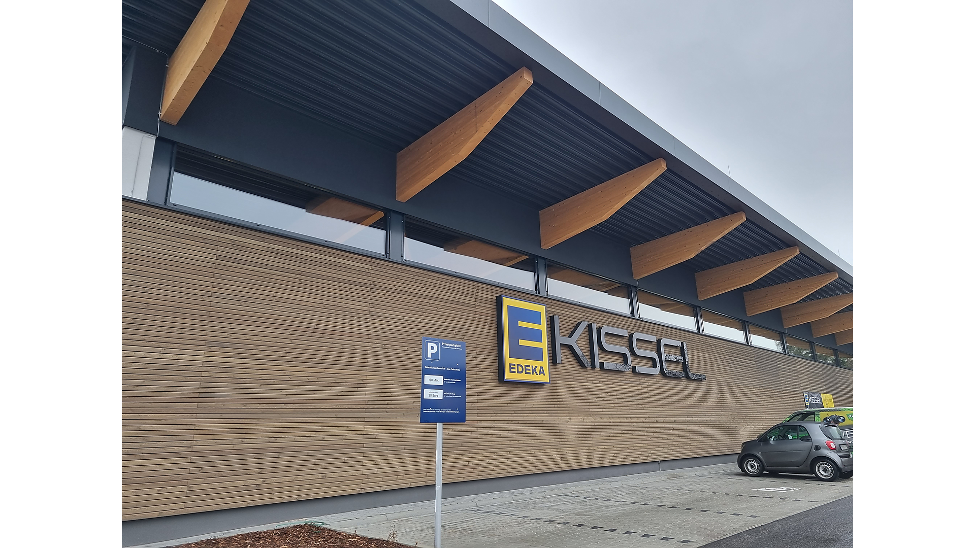 Holzfassade – Referenzprojekt Holzfassade mit horizontaler Holzverschalung an einem Gewerbegebäude