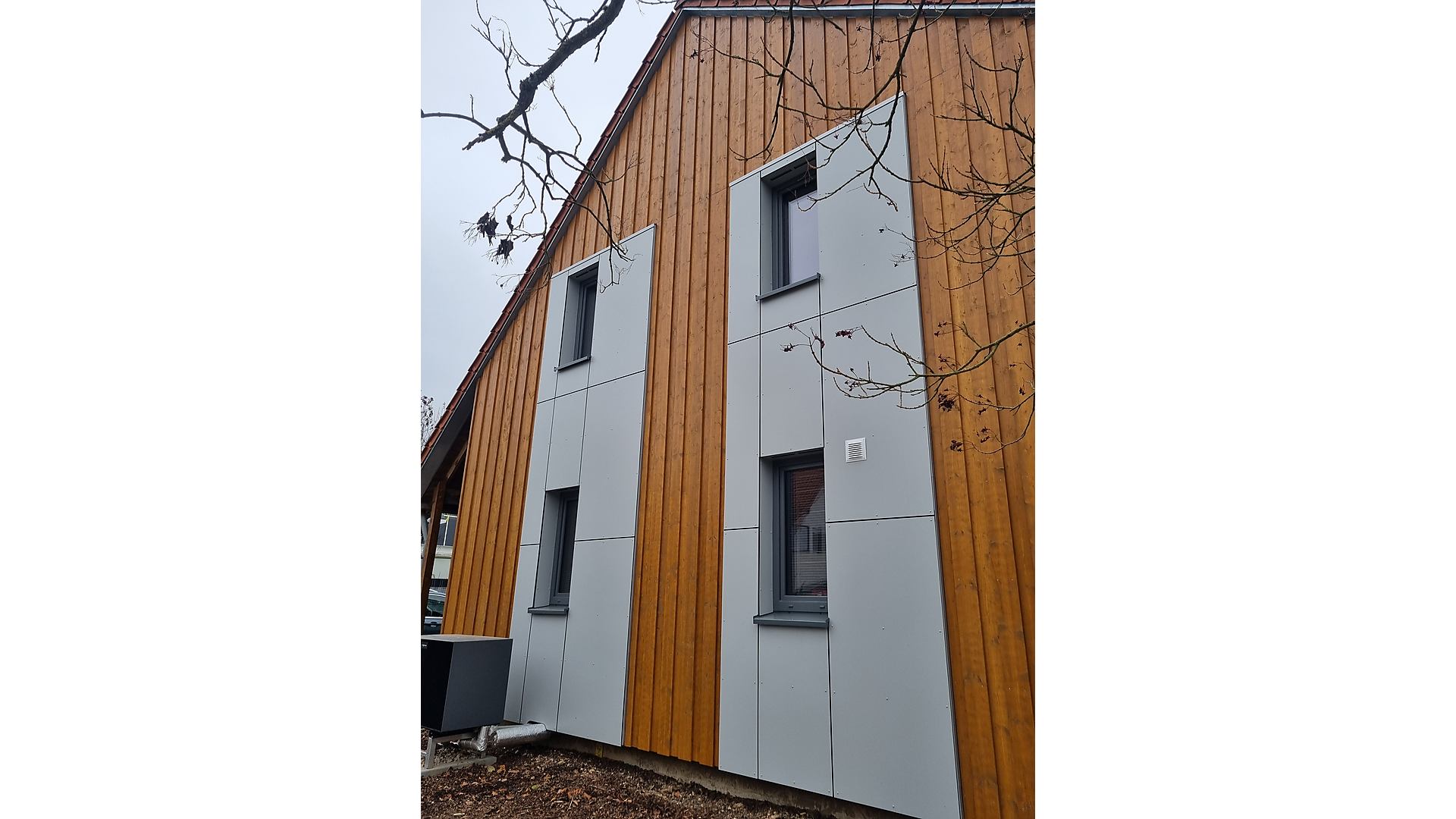 Moderne Holzfassade mit vertikaler Holzverschalung an einem Wohngebäude