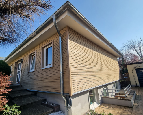 Holzfassade – Referenzprojekt Holzfassade mit horizontaler Holzverschalung an einem Wohnhaus