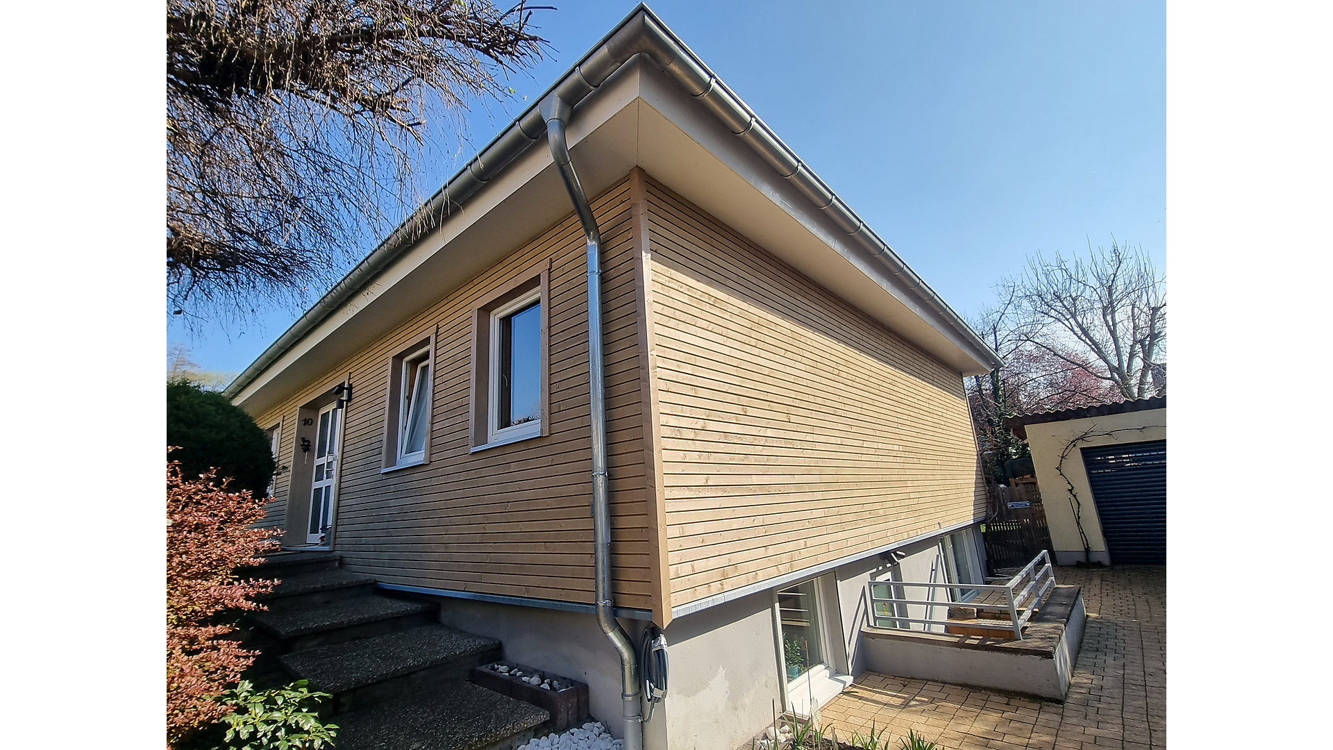 Holzfassade – Referenzprojekt Holzfassade mit horizontaler Holzverschalung an einem Wohnhaus