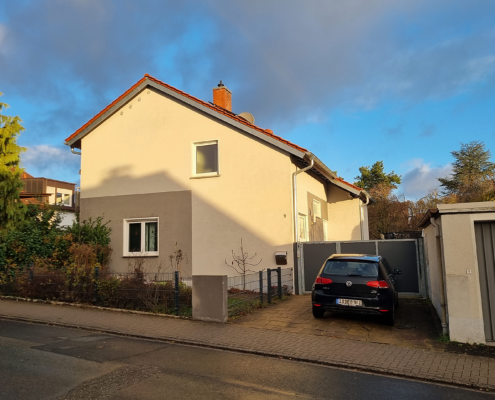 Dachdetail bei Modernisierung – Referenz Dachmodernisierung mit Kaminverkleidung und erneuerten Dachanschlüssen