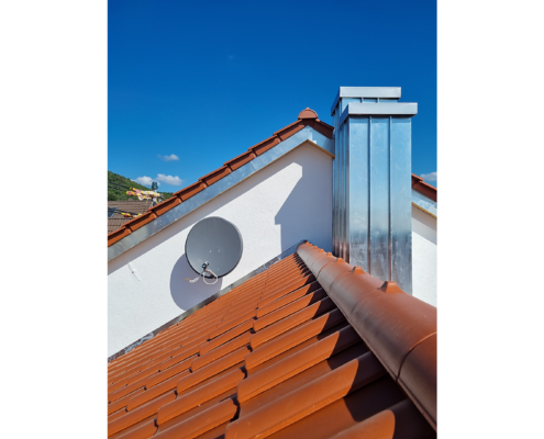 Dachdetail bei Modernisierung – Referenz Dachmodernisierung mit Kaminverkleidung und erneuerten Dachanschlüssen
