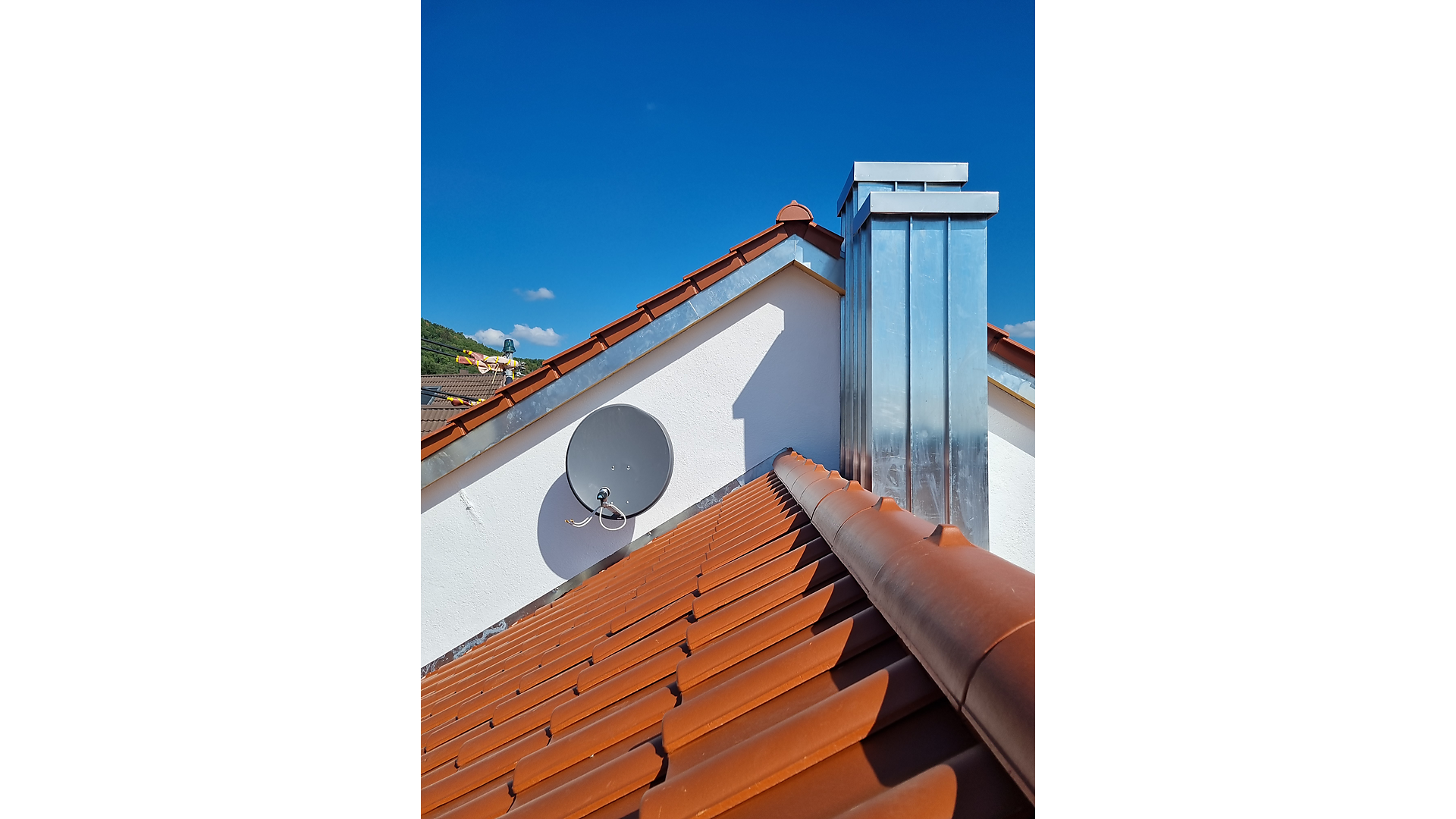 Dachdetail bei Modernisierung – Referenz Dachmodernisierung mit Kaminverkleidung und erneuerten Dachanschlüssen