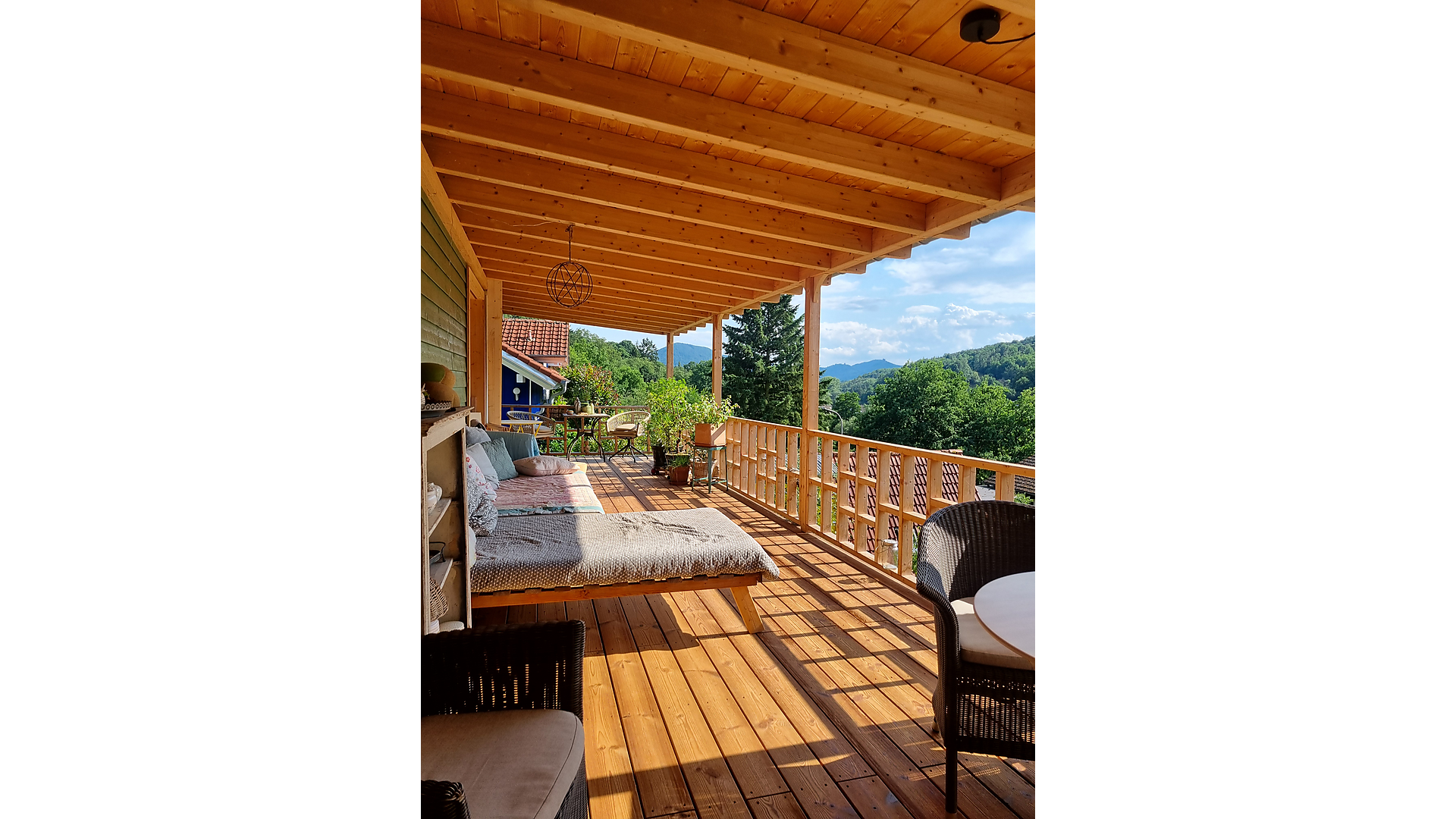 Holzpergola – Terrassenüberdachung Holzpergola als Terrassenüberdachung an einem Wohnhaus