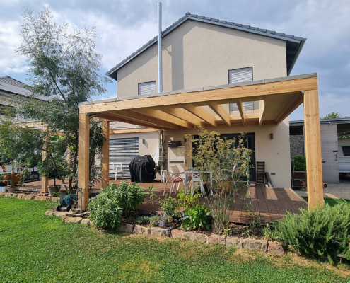 Holzpergola – Terrassenüberdachung Holzpergola als Terrassenüberdachung an einem Wohnhaus