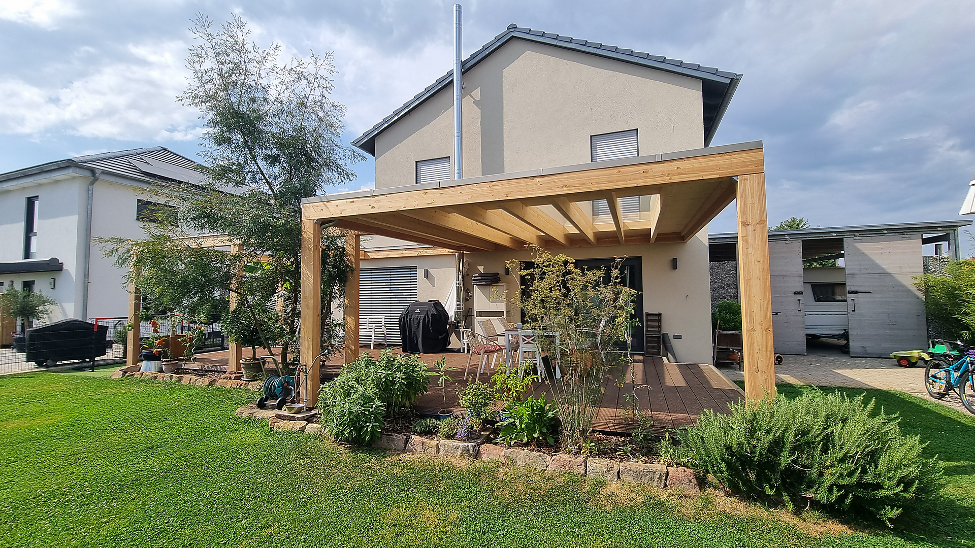 Holzpergola – Terrassenüberdachung Holzpergola als Terrassenüberdachung an einem Wohnhaus