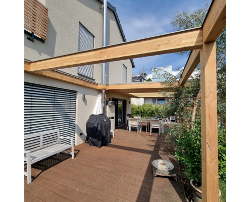 Holzpergola – Terrassenüberdachung Holzpergola als Terrassenüberdachung an einem Wohnhaus