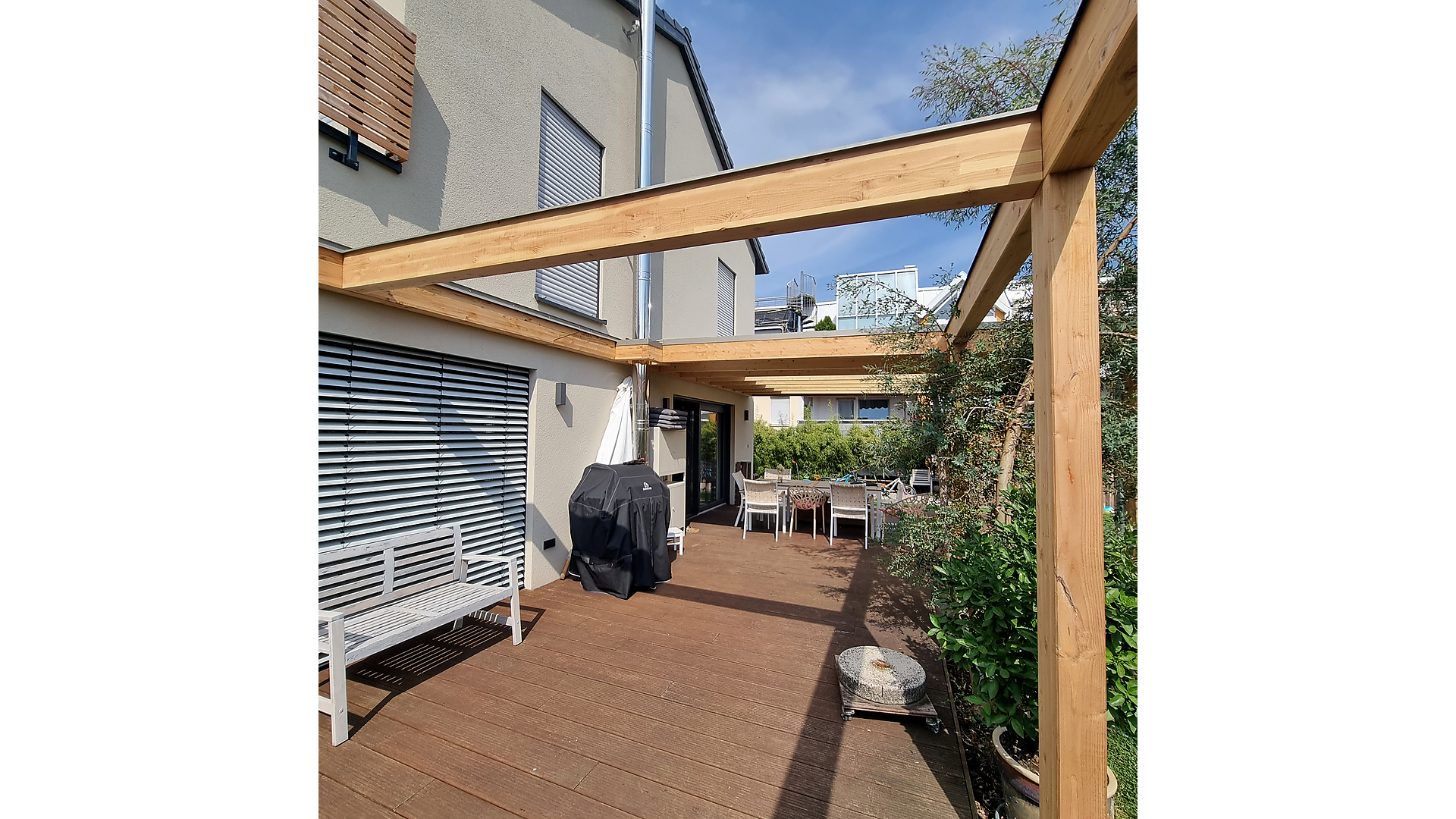 Holzpergola – Terrassenüberdachung Holzpergola als Terrassenüberdachung an einem Wohnhaus