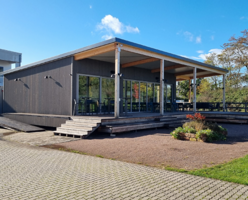 Gewerbebau in Holzrahmenbauweise – Referenz Gewerbebau in Holzrahmenbauweise mit überdachter Terrasse