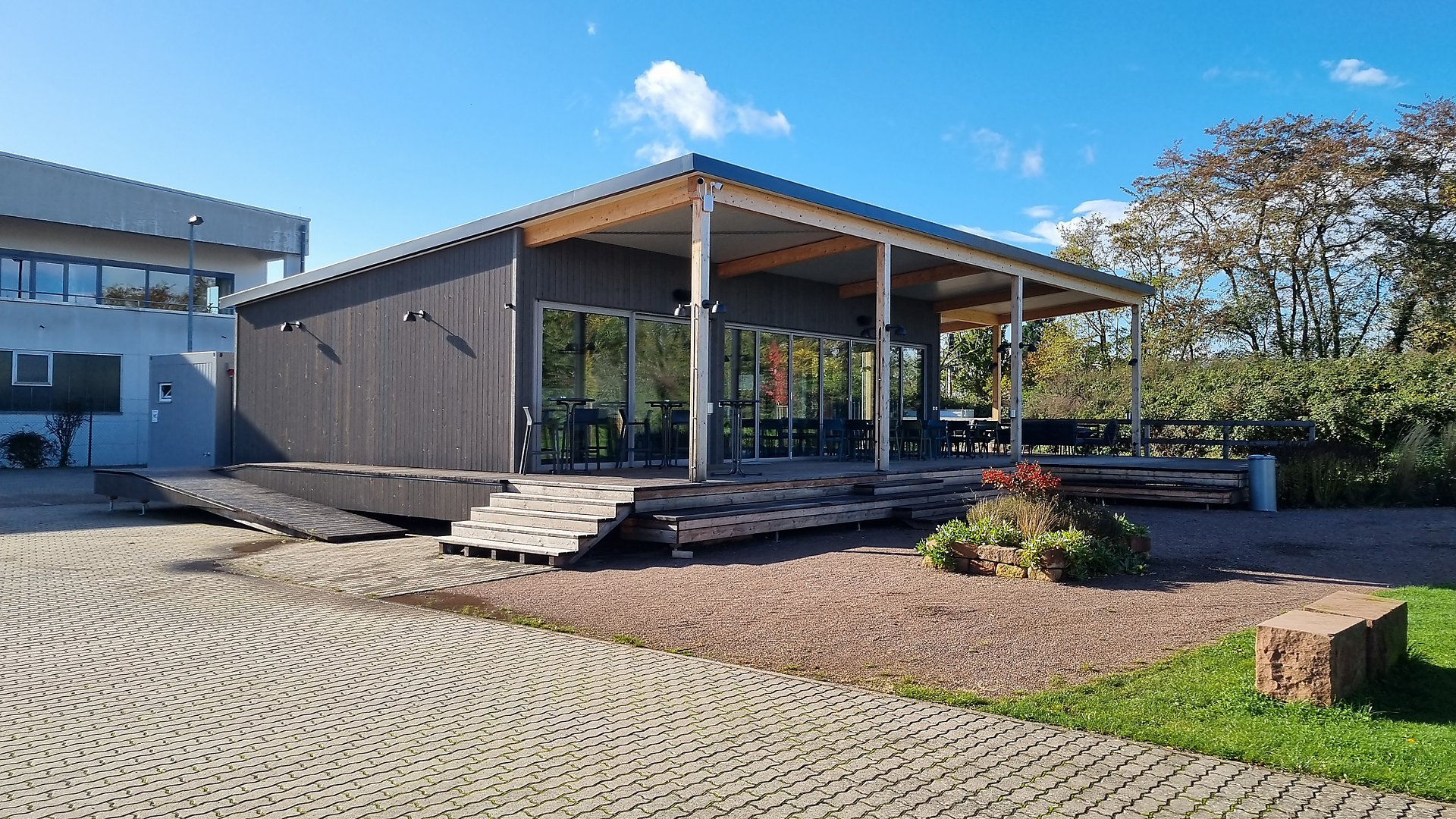 Gewerbebau in Holzrahmenbauweise – Referenz Gewerbebau in Holzrahmenbauweise mit überdachter Terrasse
