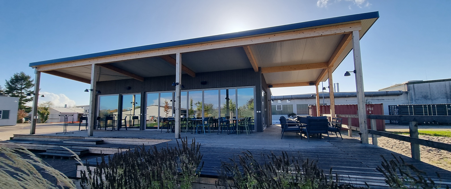Gewerbebau in Holzrahmenbauweise – Referenz Gewerbebau in Holzrahmenbauweise mit überdachter Terrasse