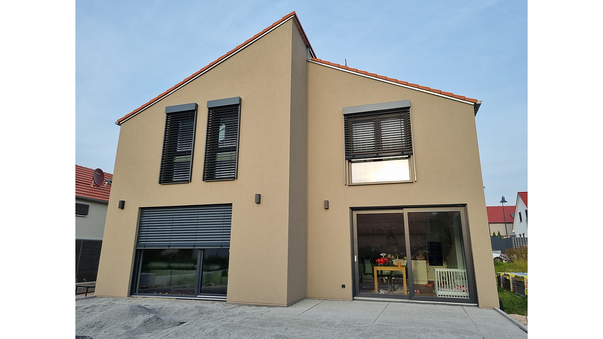 Moderner Holzrahmenbau – Einfamilienhaus Moderner Holzrahmenbau mit verputzter Fassade und großen Fensterflächen