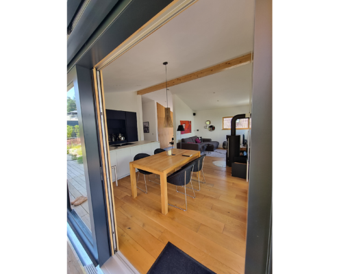 Innenraum im Holzrahmenbau – Referenz Innenraum eines Wohnhauses in Holzrahmenbauweise mit sichtbarem Holzbalken