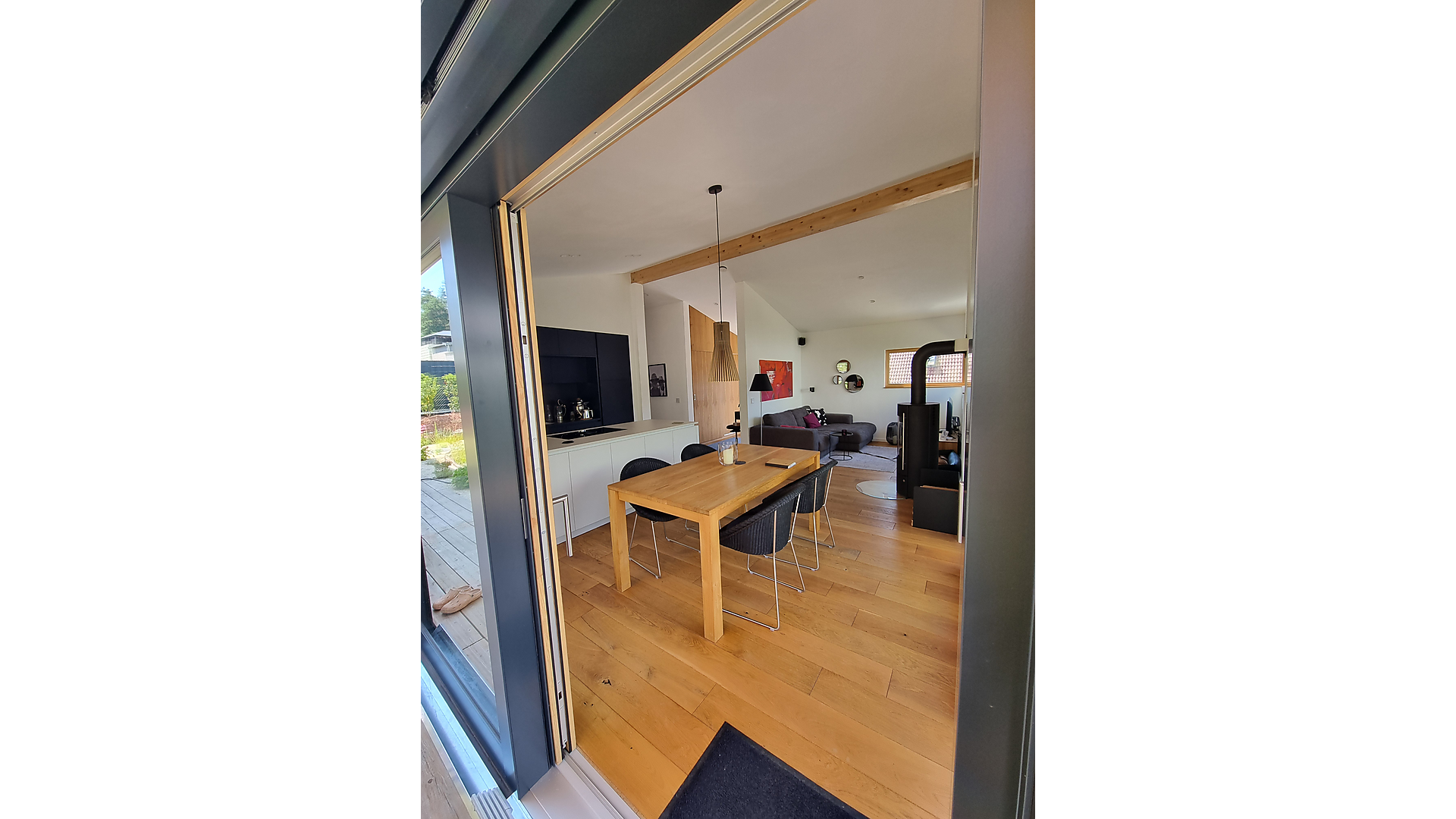 Innenraum im Holzrahmenbau – Referenz Innenraum eines Wohnhauses in Holzrahmenbauweise mit sichtbarem Holzbalken