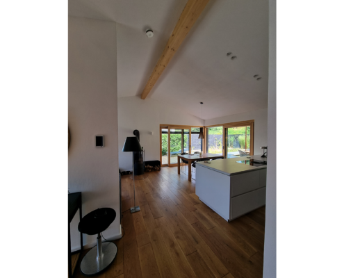 Innenraum im Holzrahmenbau – Referenz Innenraum eines Wohnhauses in Holzrahmenbauweise mit sichtbarem Holzbalken